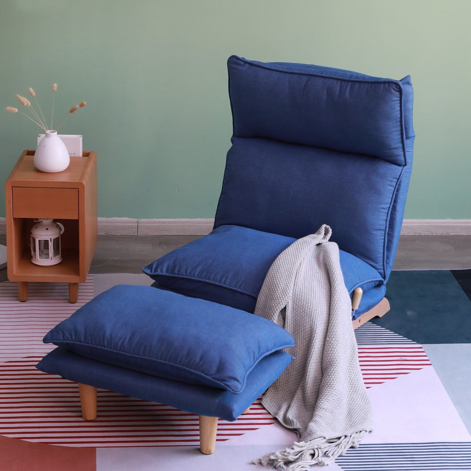 Fauteuil inclinable manuel sans accoudoirs rembourré bleu foncé avec pouf, appui-tête et dossier réglables, position à plat à 180°