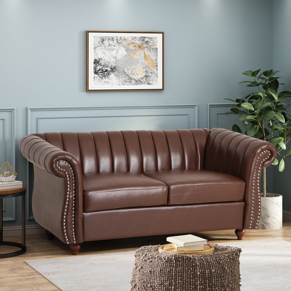 Canapé Chesterfield marron foncé 61,75 po avec clous et pieds en bouleau pour le salon