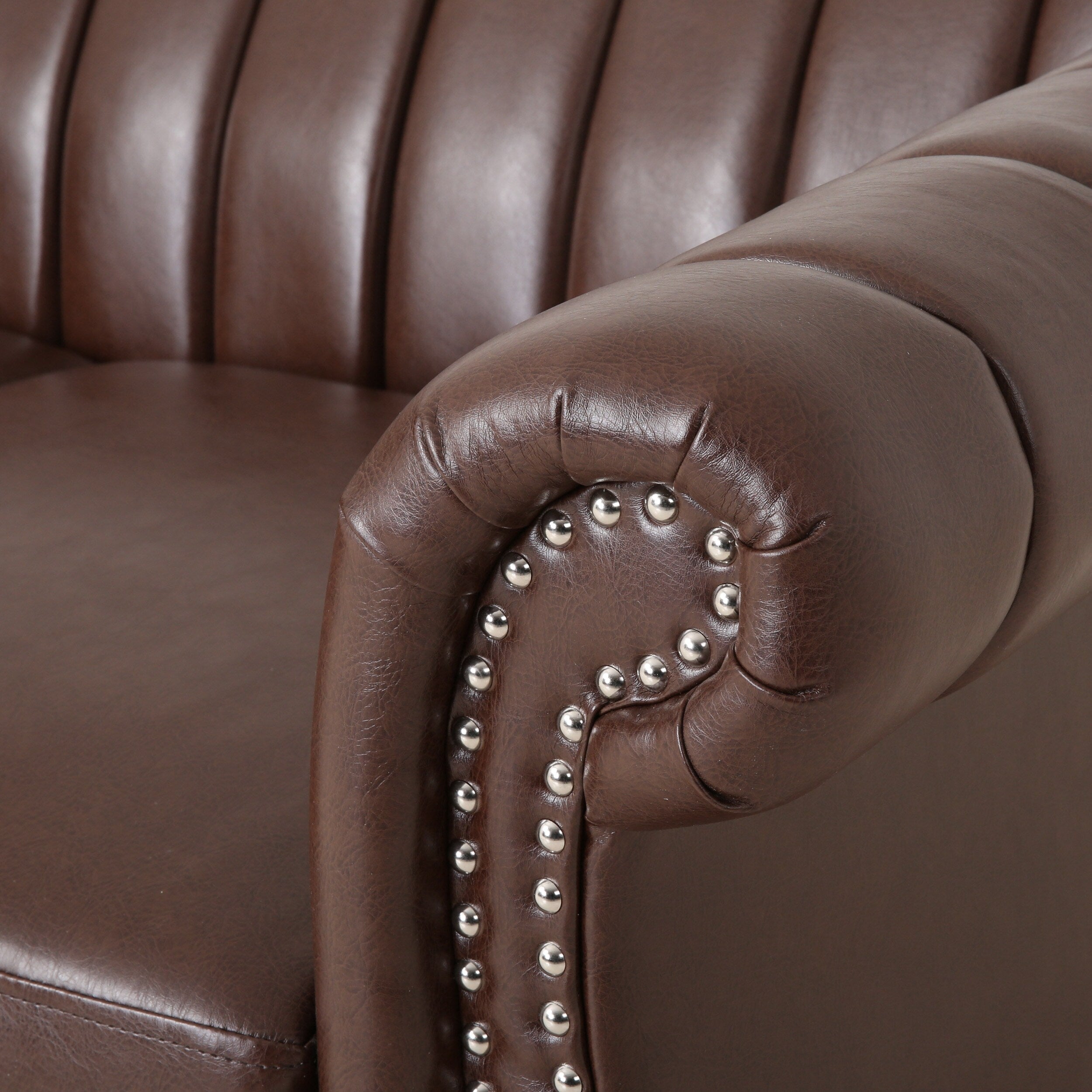 Canapé Chesterfield marron foncé 61,75 po avec clous et pieds en bouleau pour le salon