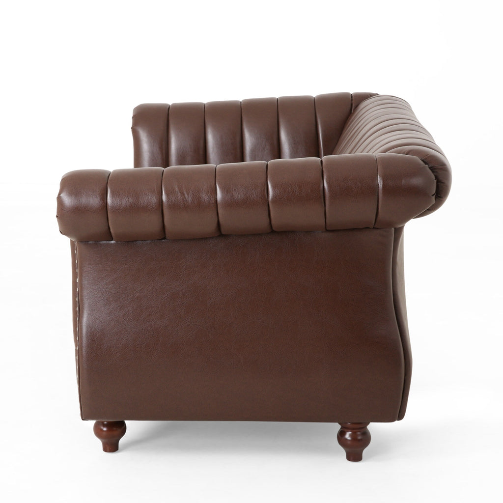 Canapé Chesterfield marron foncé avec têtes de clous et pieds en bouleau