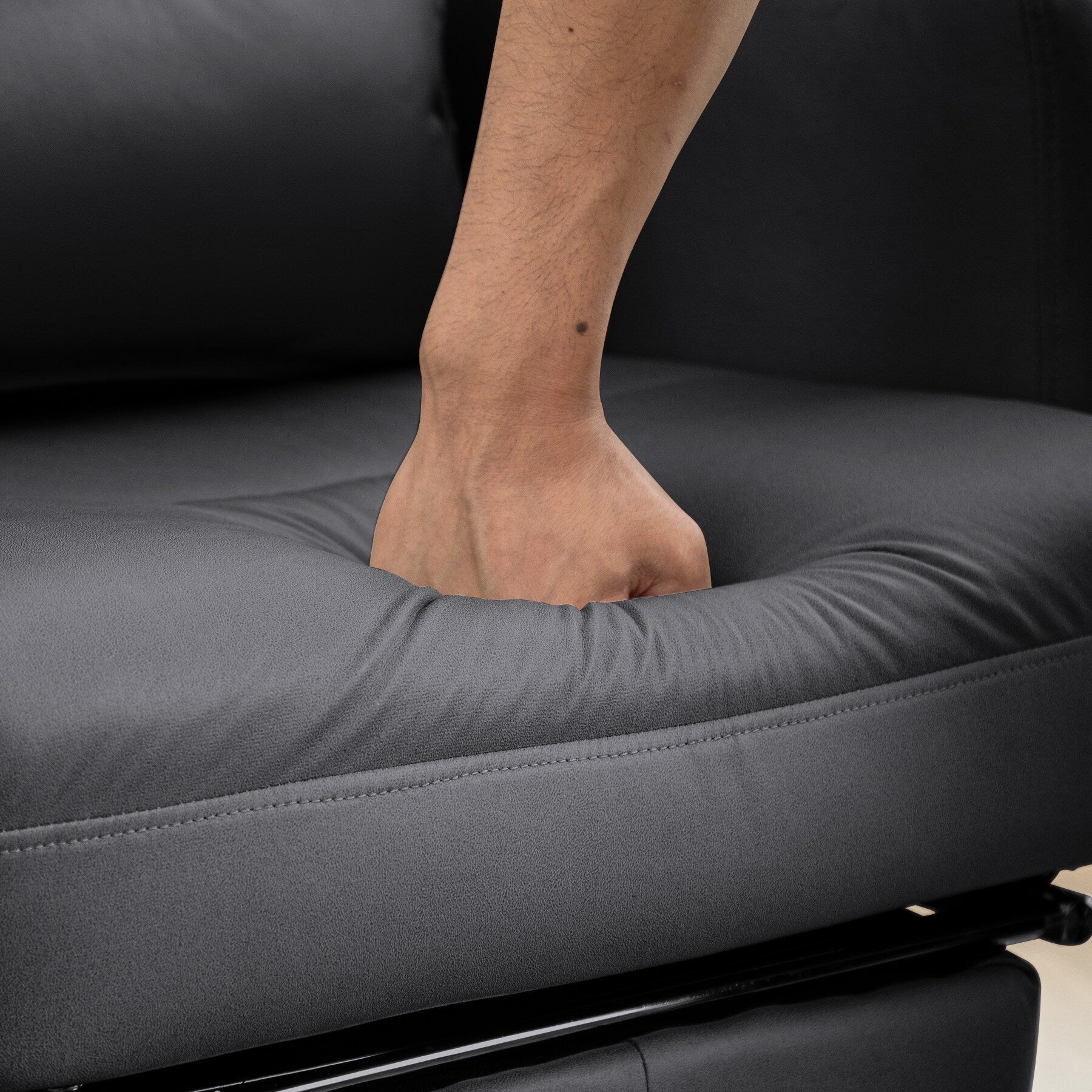 Fauteuil de bureau inclinable manuel pivotant à 360° en cuir gris foncé avec support lombaire, appui-tête, repose-pieds et hauteur réglable