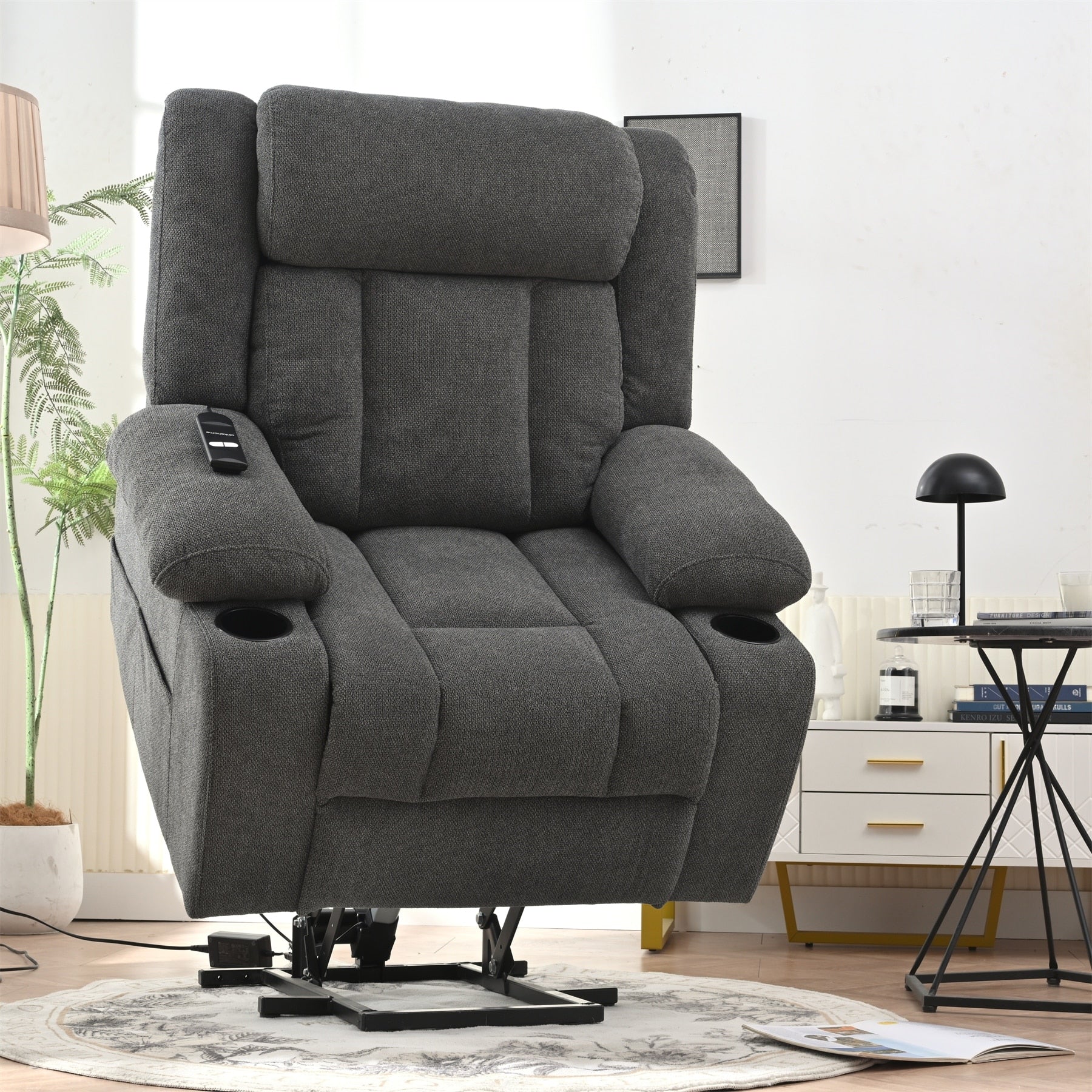 Fauteuil inclinable électrique pour personnes âgées, avec repose-pieds allongé, télécommande, poches latérales et 2 porte-gobelets.