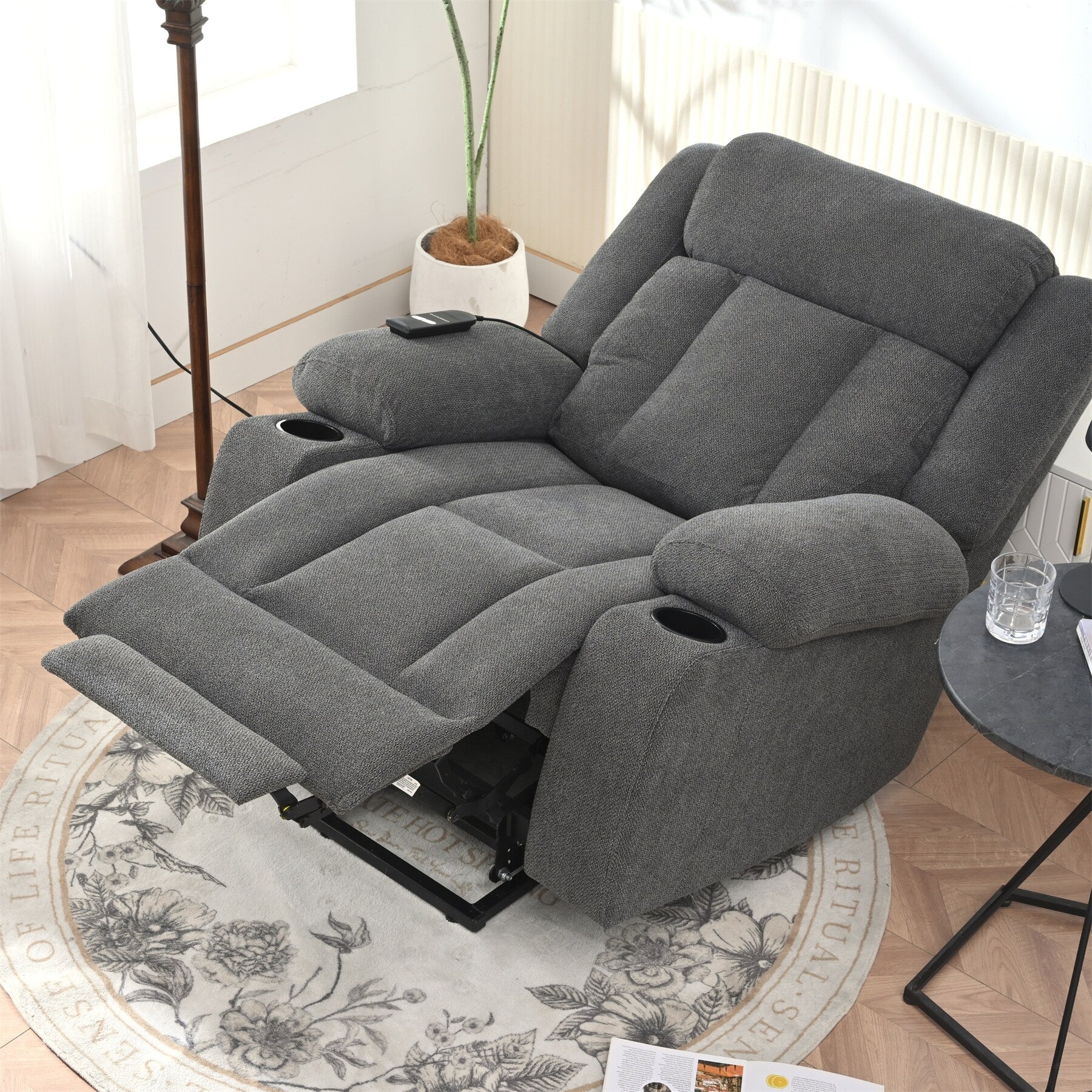 Fauteuil inclinable électrique pour personnes âgées, avec repose-pieds allongé, télécommande, poches latérales et 2 porte-gobelets.
