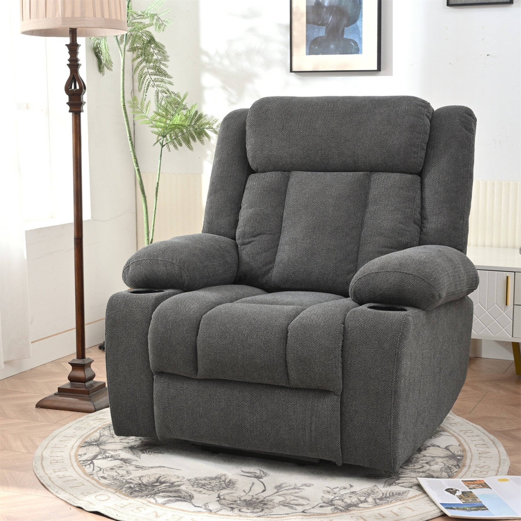 Fauteuil inclinable électrique pour personnes âgées, avec repose-pieds allongé, télécommande, poches latérales et 2 porte-gobelets.