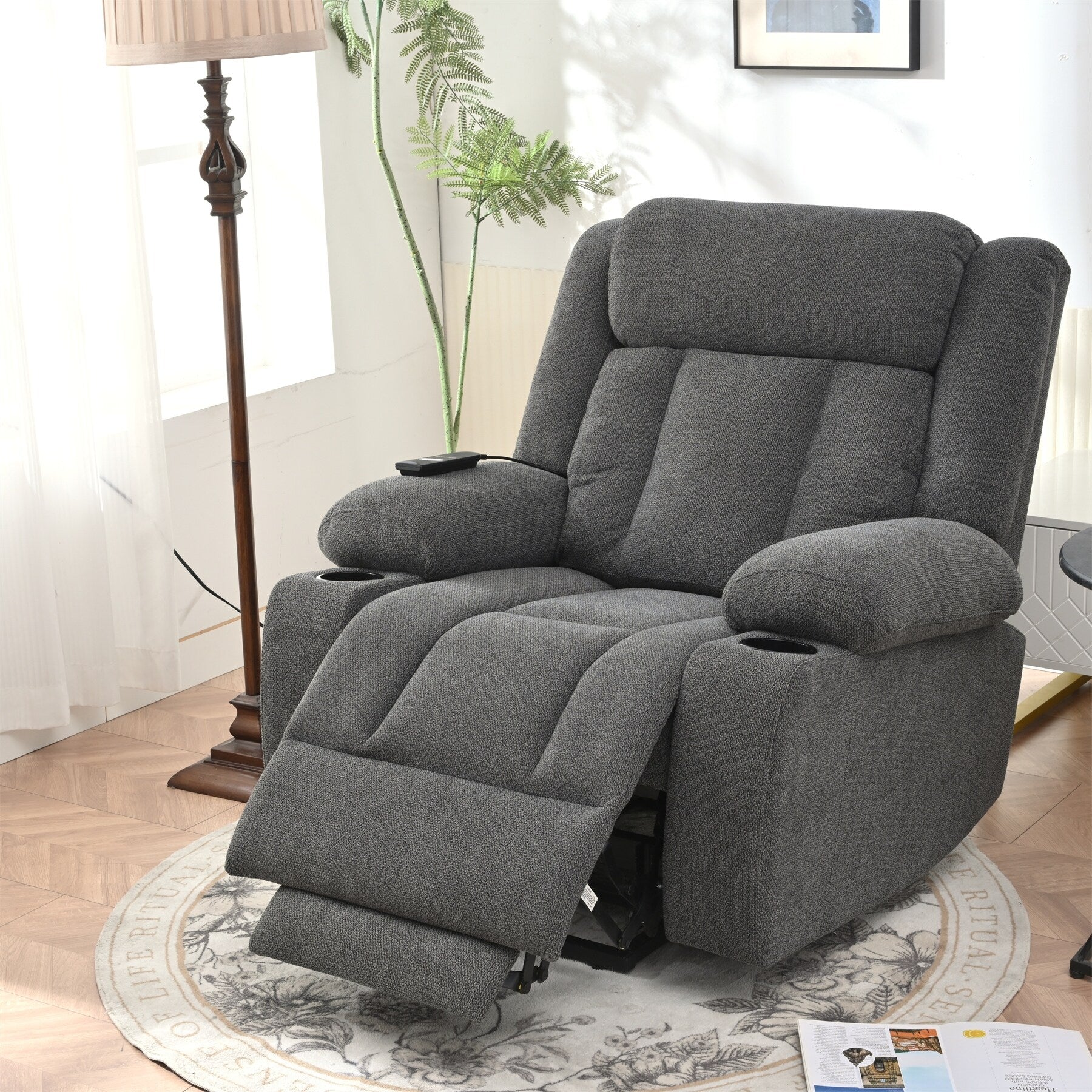 Fauteuil inclinable électrique pour personnes âgées, avec repose-pieds allongé, télécommande, poches latérales et 2 porte-gobelets.