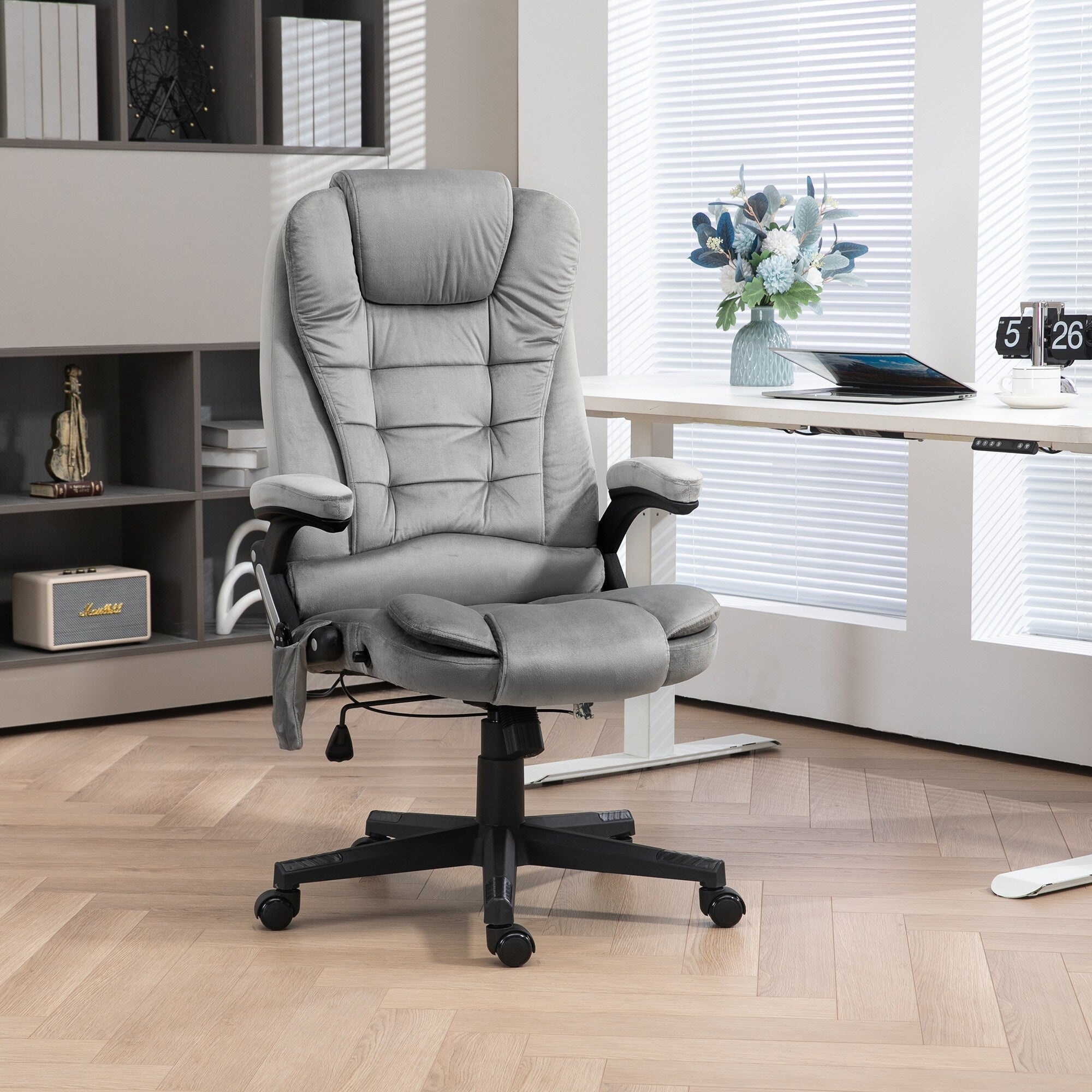 Fauteuil de bureau ergonomique et massant, inclinable et réglable à dossier haut, avec accoudoirs rembourrés et chauffage lombaire.