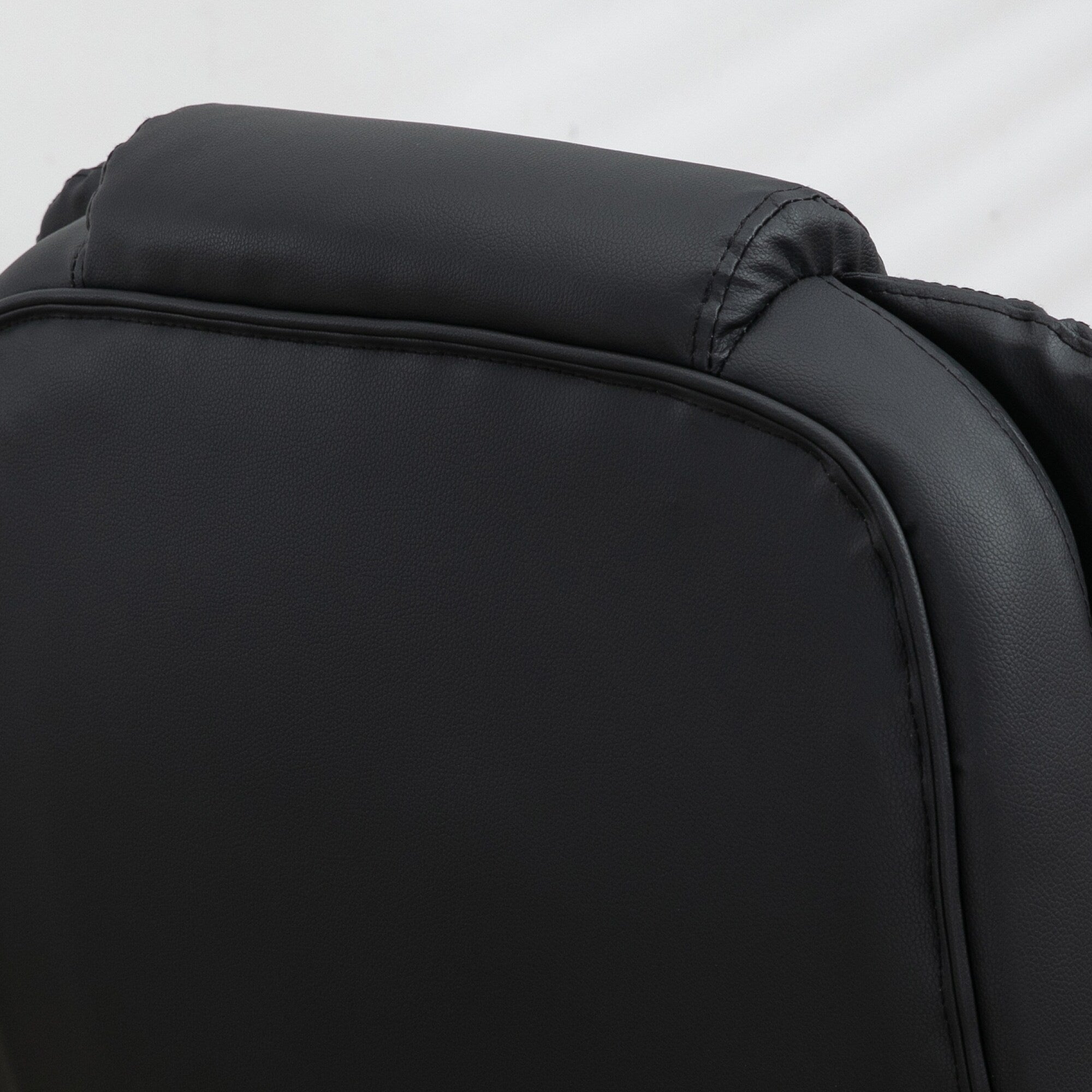 Fauteuil de bureau ergonomique et massant, inclinable et réglable à dossier haut, avec accoudoirs rembourrés et chauffage lombaire.