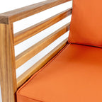 Ensemble de patio extérieur Everly 4 pièces en bois d'acacia moderne du milieu du siècle avec coussins et oreillers décoratifs à carreaux, par JONATHAN Y