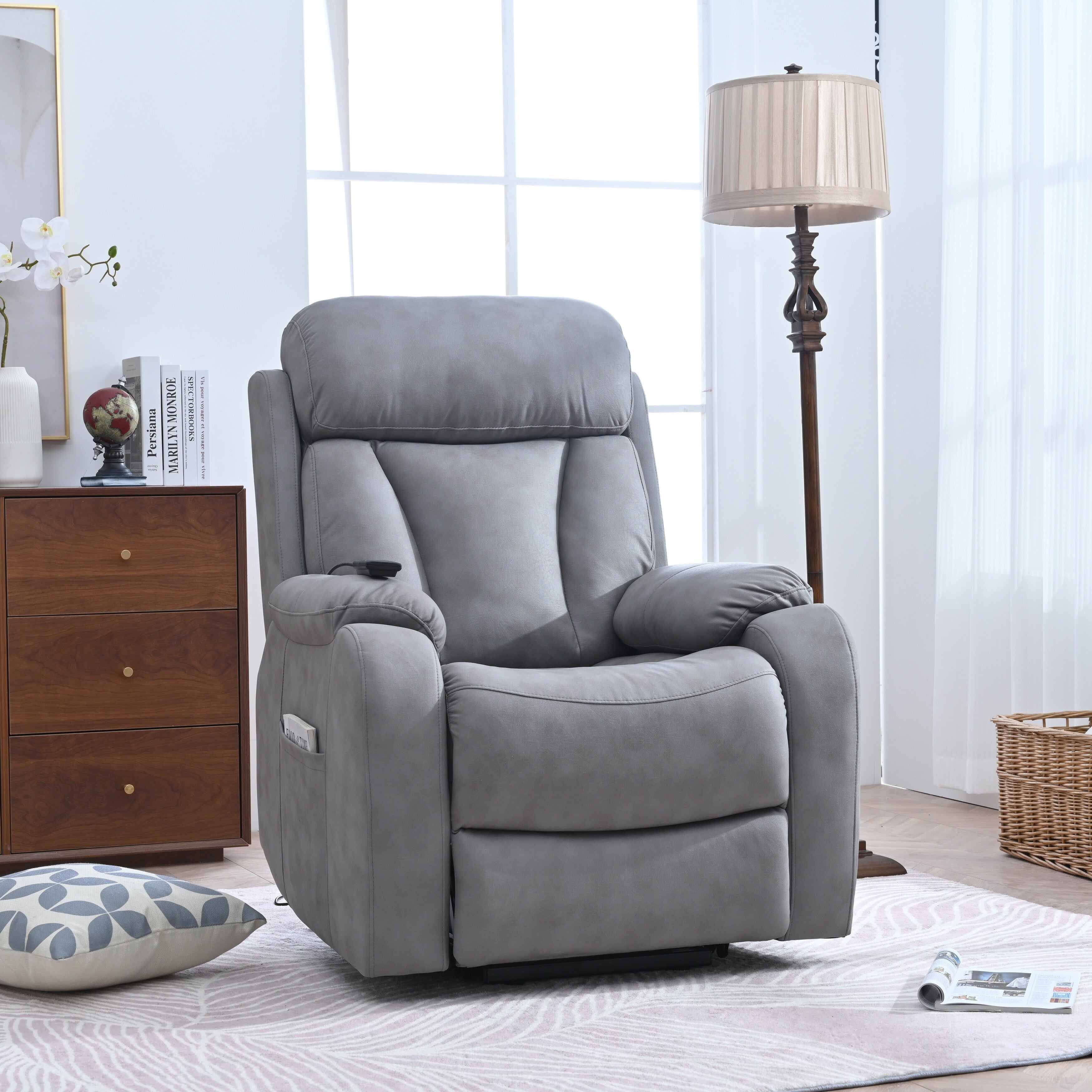 Fauteuil inclinable électrique en tissu pour personnes âgées, avec télécommande, coussin rembourré, poche latérale et cadre robuste.
