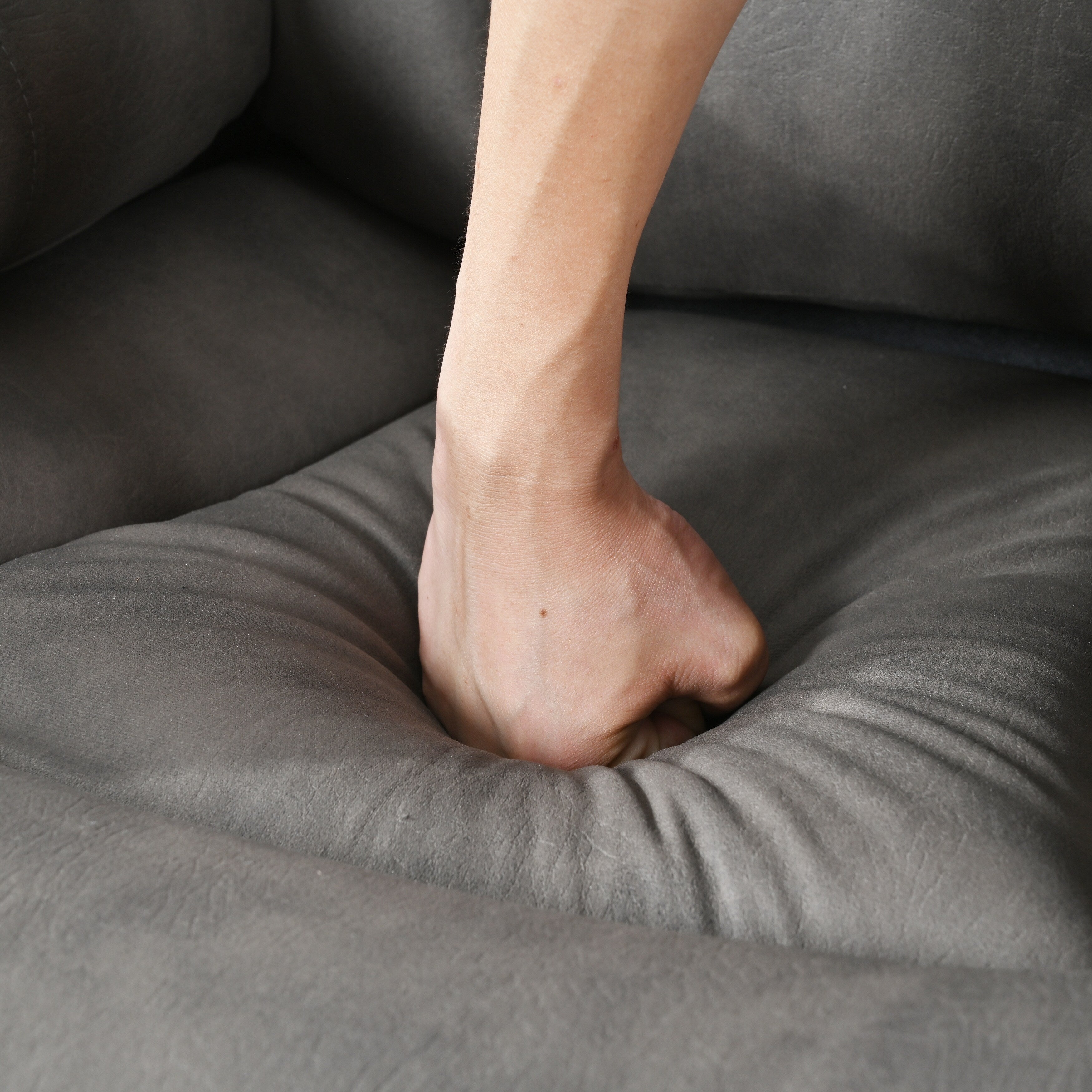 Fauteuil inclinable électrique en tissu pour personnes âgées, avec télécommande, coussin rembourré, poche latérale et cadre robuste.