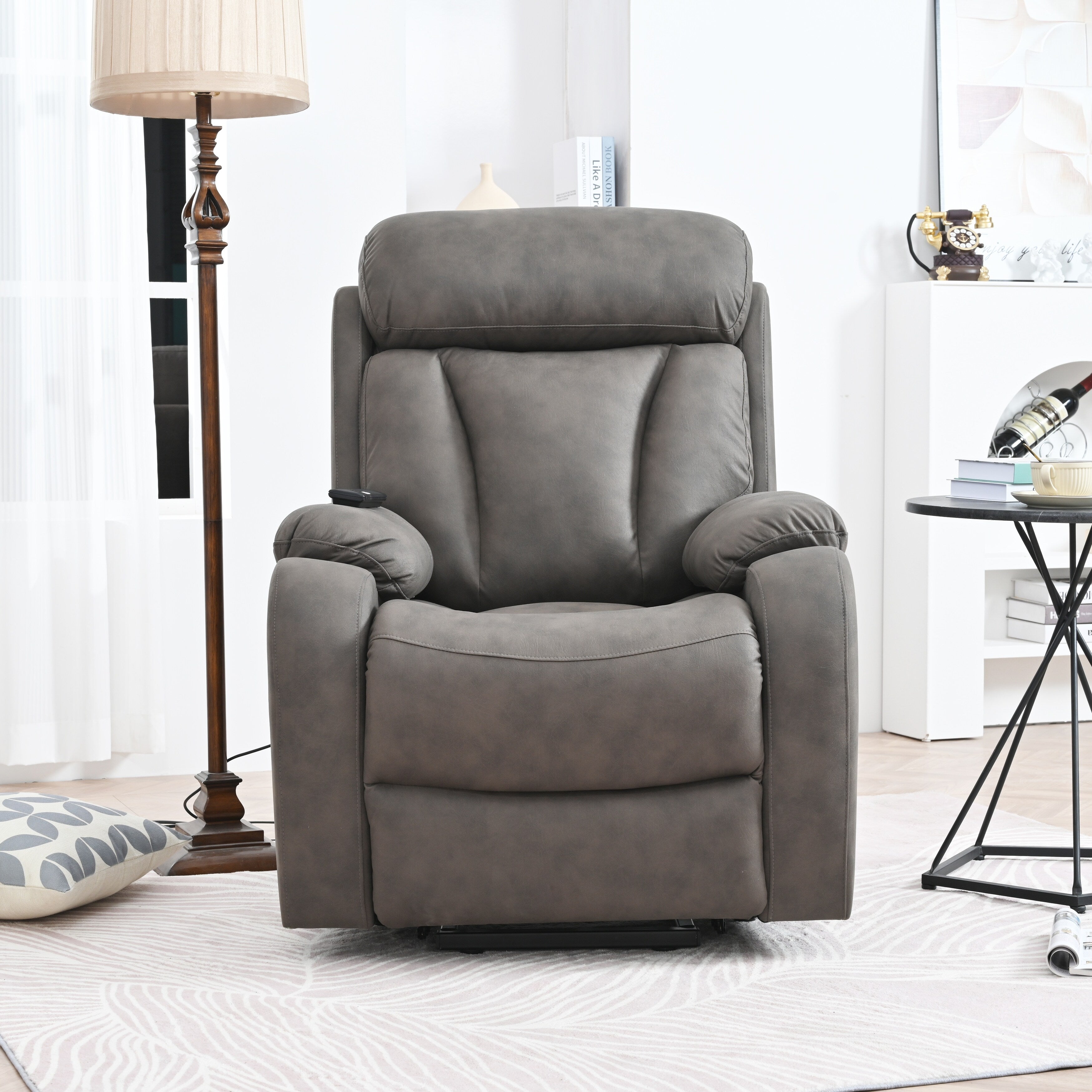 Fauteuil inclinable électrique en tissu pour personnes âgées, avec télécommande, coussin rembourré, poche latérale et cadre robuste.