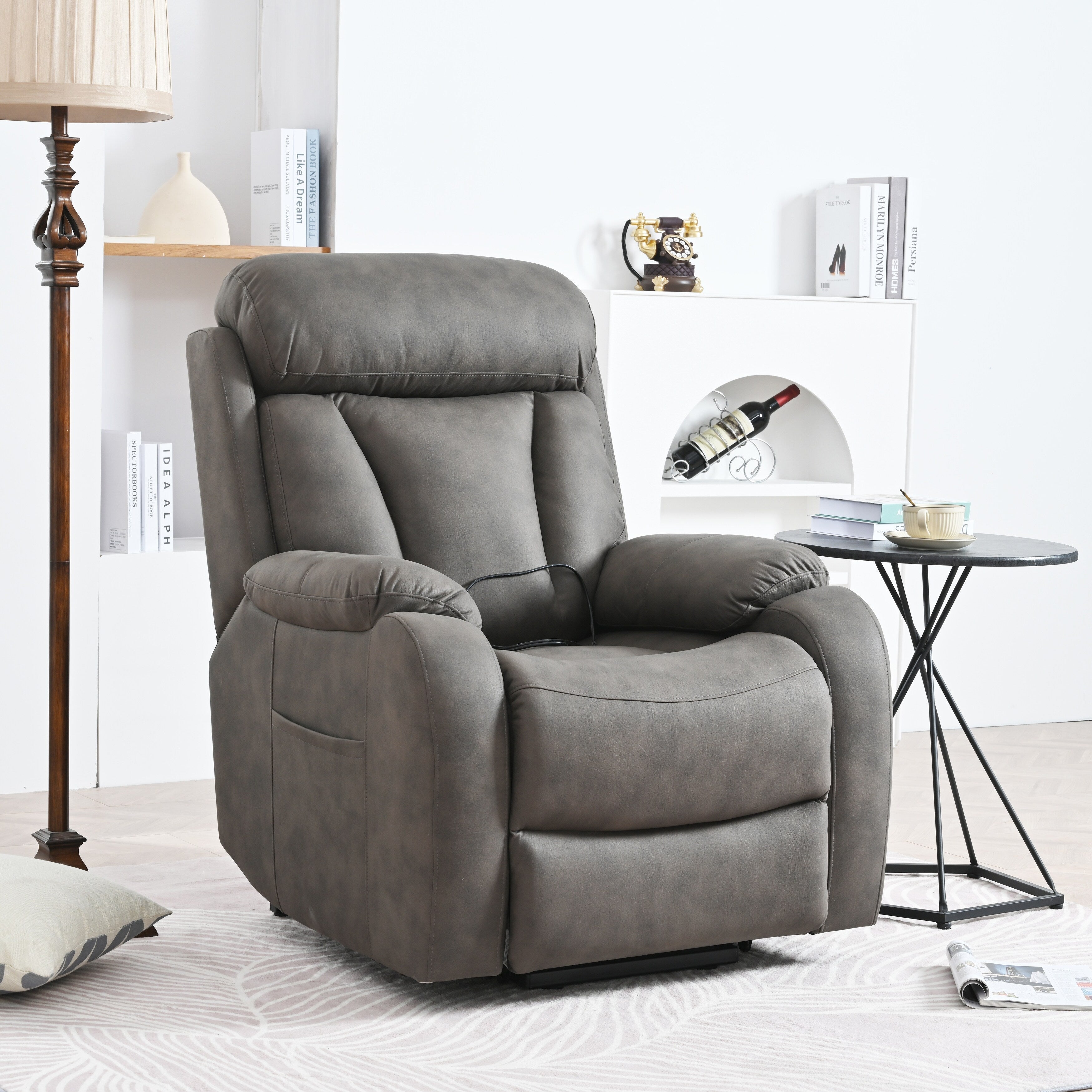 Fauteuil inclinable électrique en tissu pour personnes âgées, avec télécommande, coussin rembourré, poche latérale et cadre robuste.