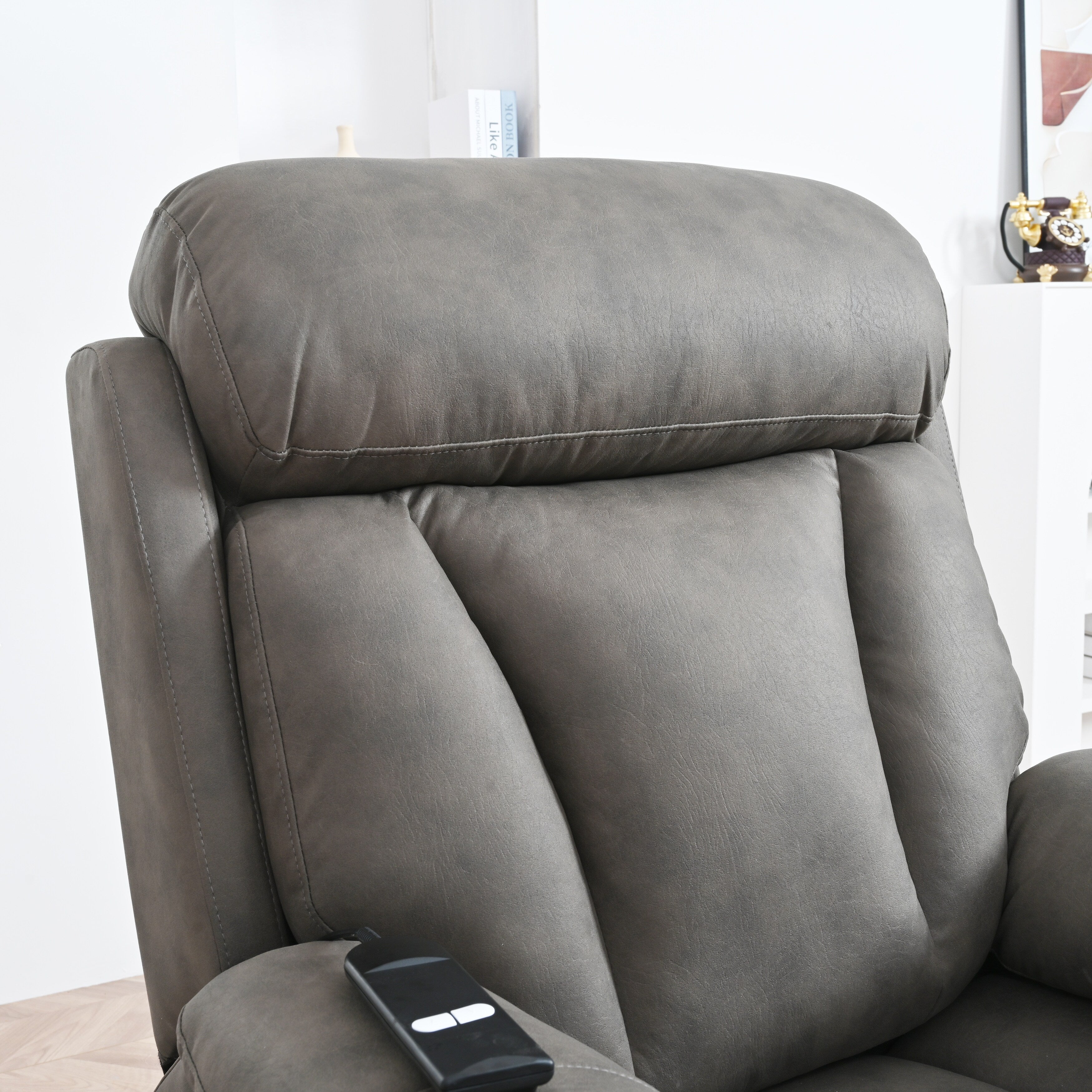 Fauteuil inclinable électrique en tissu pour personnes âgées, avec télécommande, coussin rembourré, poche latérale et cadre robuste.