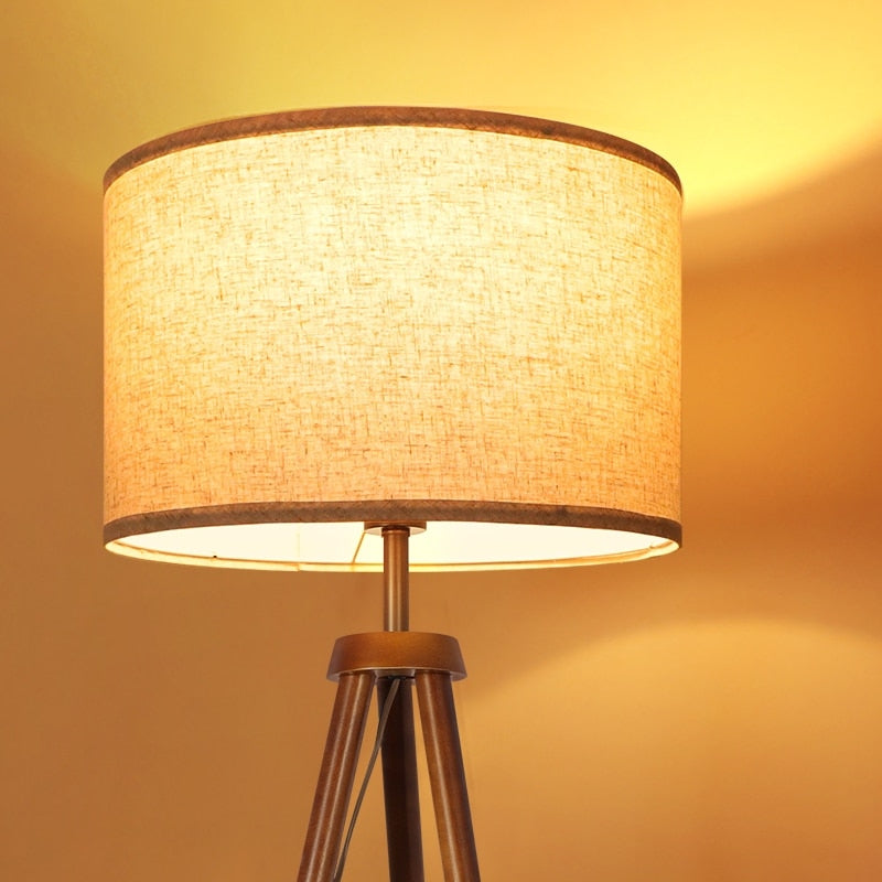 Lampadaire trépied en noyer de 63 po avec pieds et plateau en bois massif