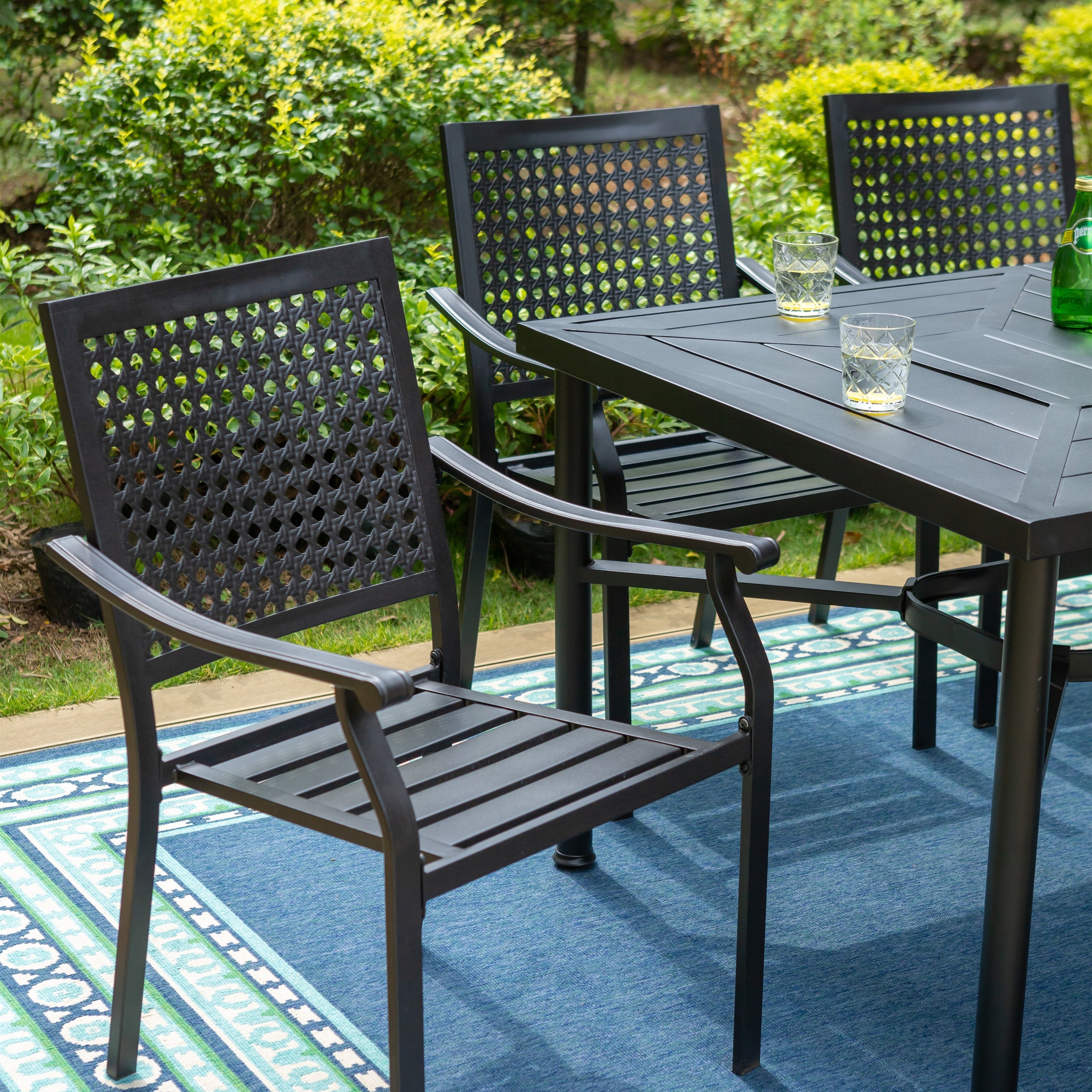 Ensemble de salle à manger de patio 7 pièces avec revêtement en métal E-coating, comprenant 6 chaises à dossier amélioré et une table en métal avec trou pour parasol