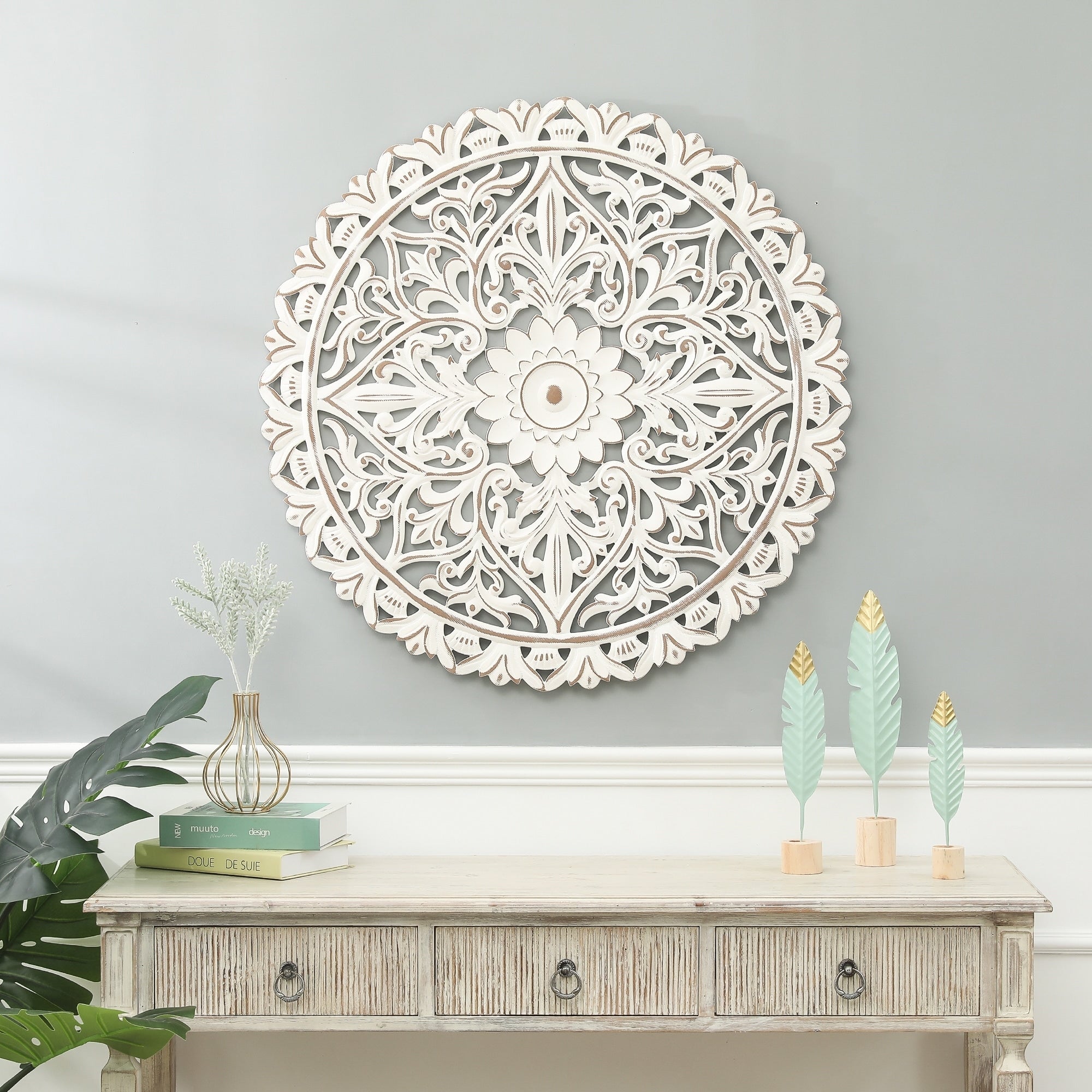 Décoration murale ronde en bois blanc vieilli avec mandala floral (31,5 po)