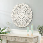 Décoration murale ronde en bois blanc vieilli avec mandala floral (31,5 po)