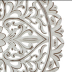 Décoration murale ronde en bois blanc vieilli avec mandala floral (31,5 po)